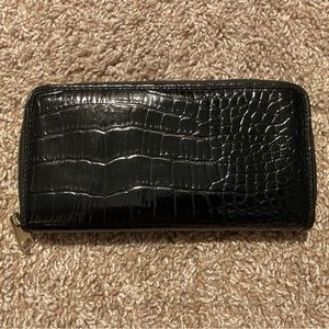 Excellent condition Kim Rogers wallet. Measurements are posted in the photo.